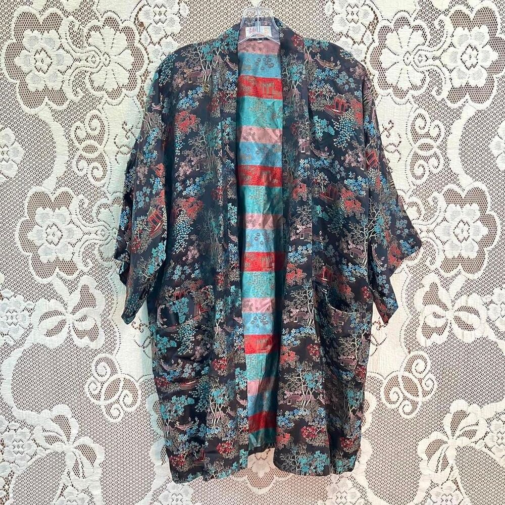 Vintage 1960s Chinese Short Silk Embroidered Kimono Robe Pagoda Motifs No Ribbon